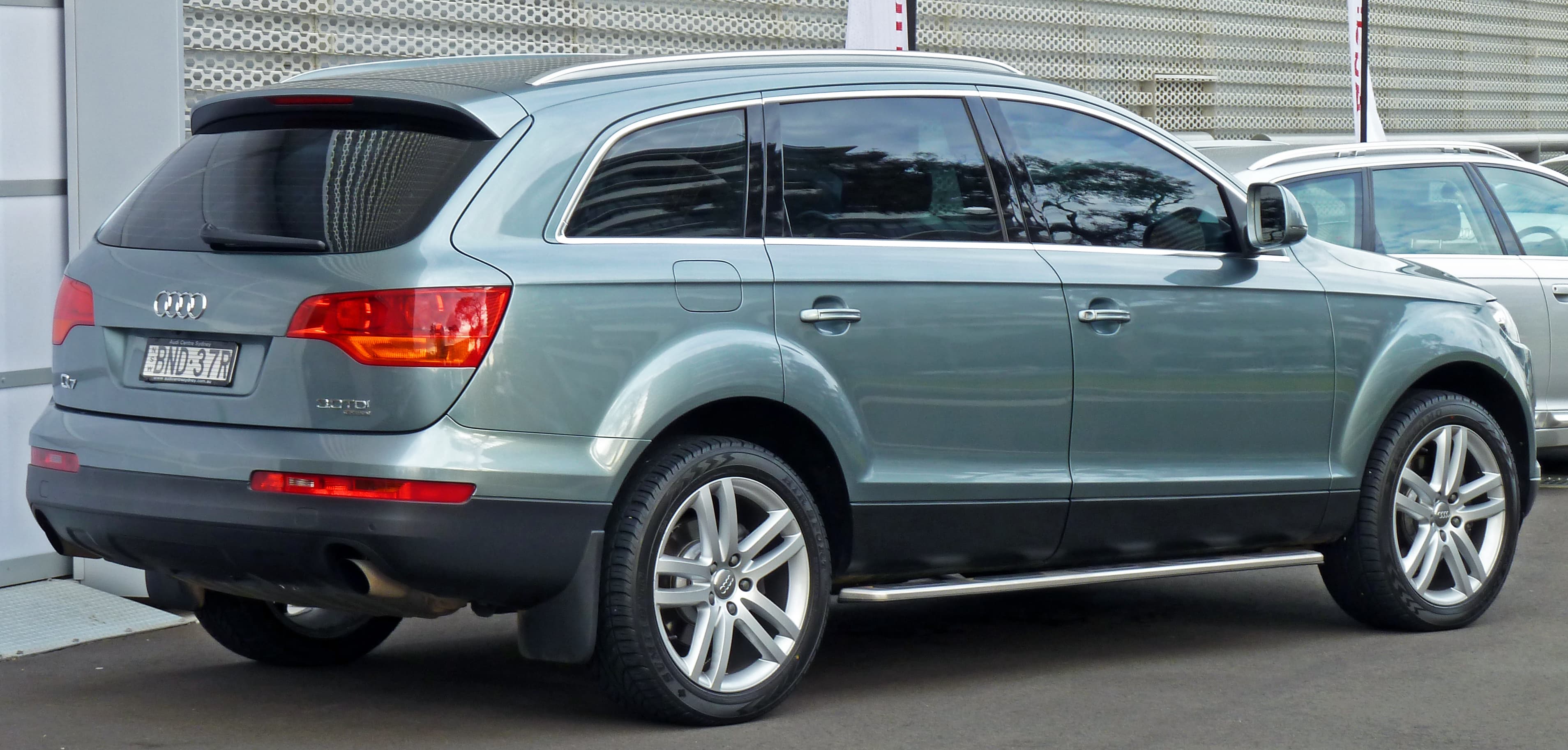 Audi Q7 — вид сбоку