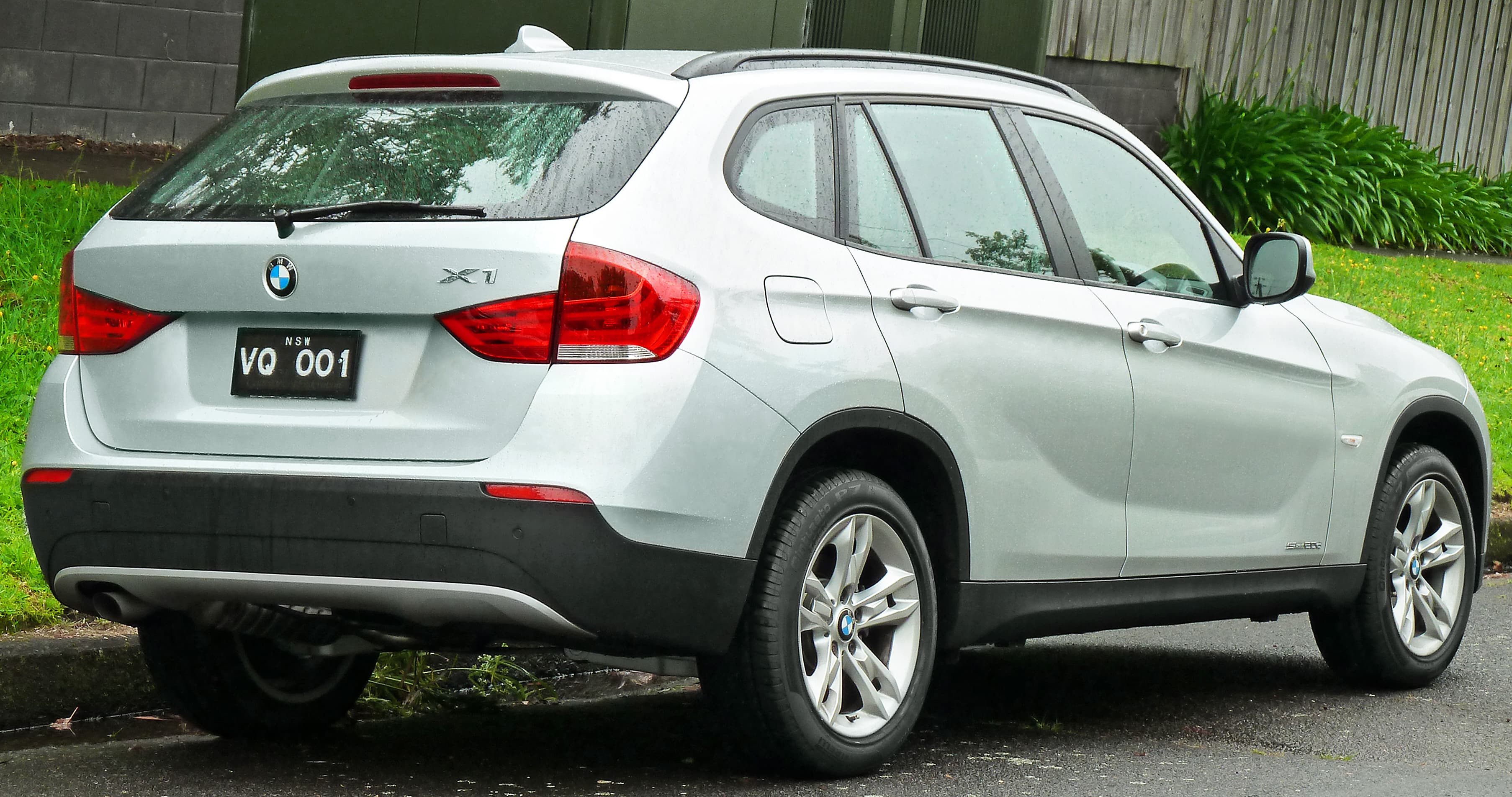 BMW X1 — вид сбоку