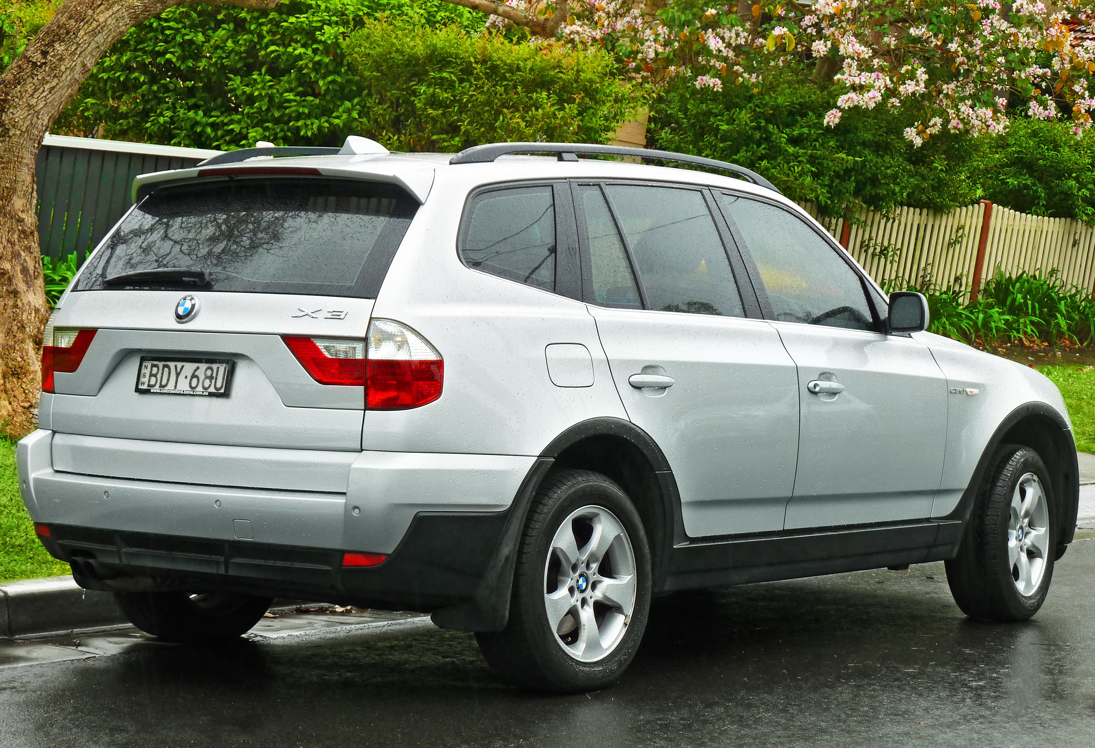 BMW X3 — вид сбоку
