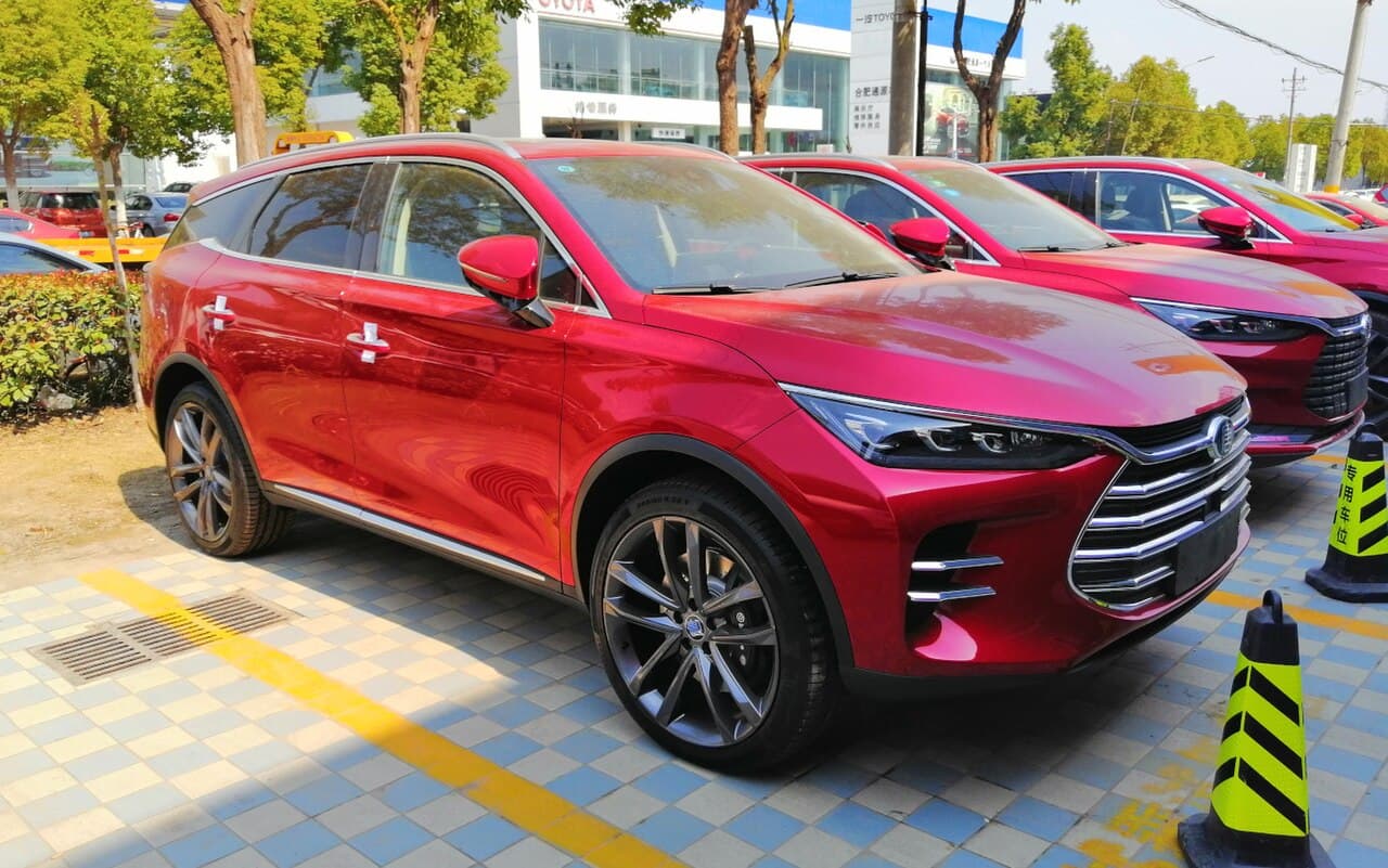 BYD Tang DM-i — вид сбоку
