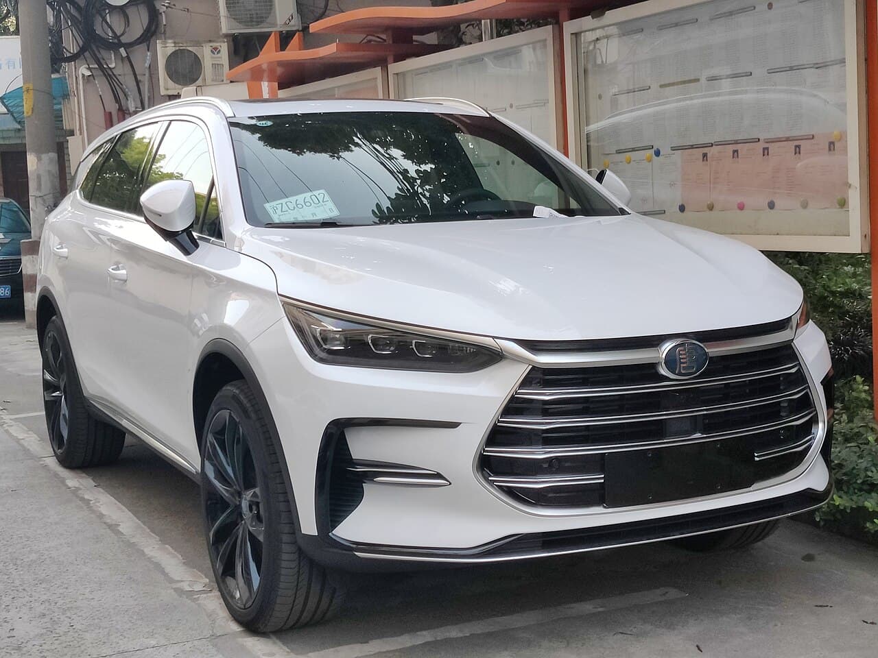BYD Tang DM-i — салон