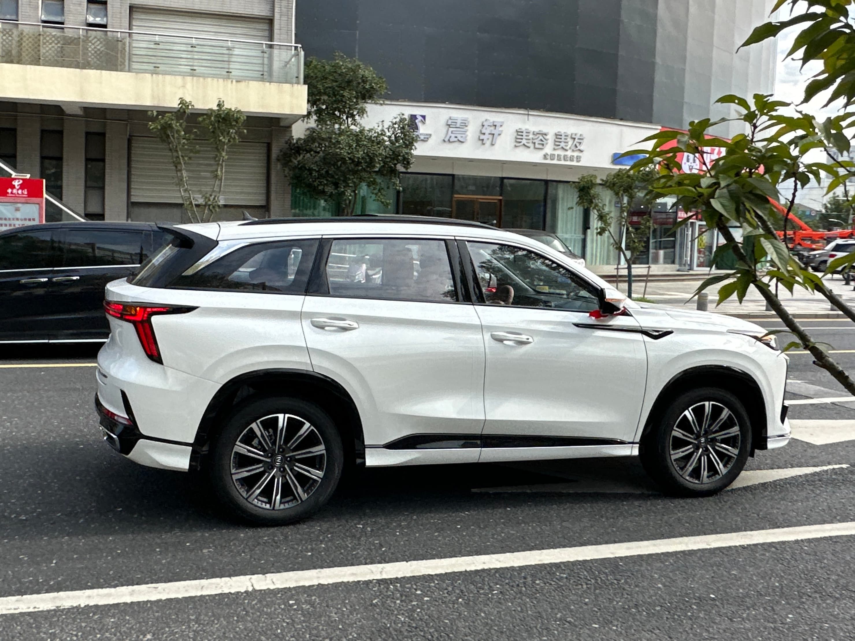 Changan CS75 Plus — вид сбоку