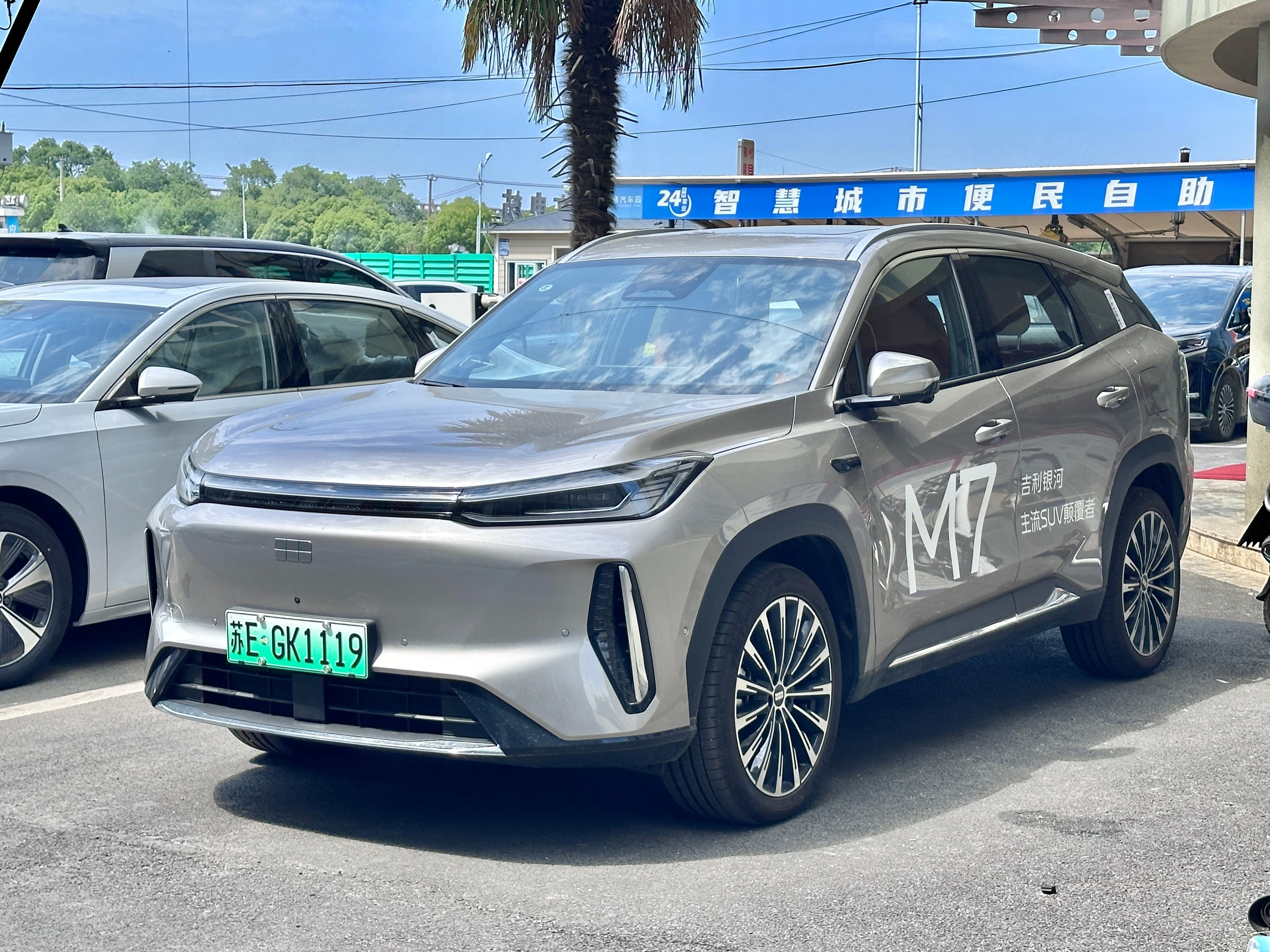 Geely Galaxy M7 — вид сбоку