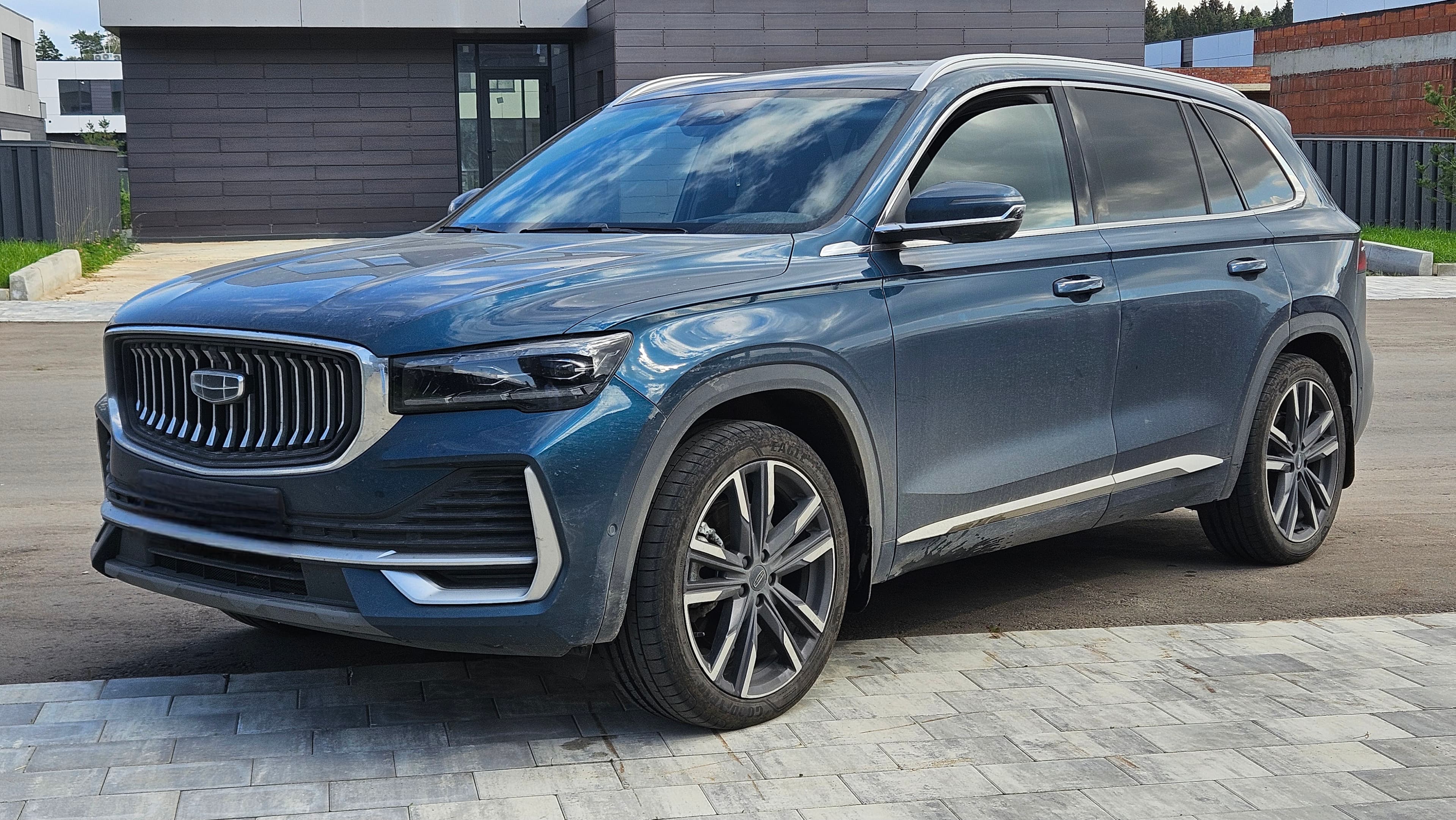 Geely Monjaro — вид сбоку