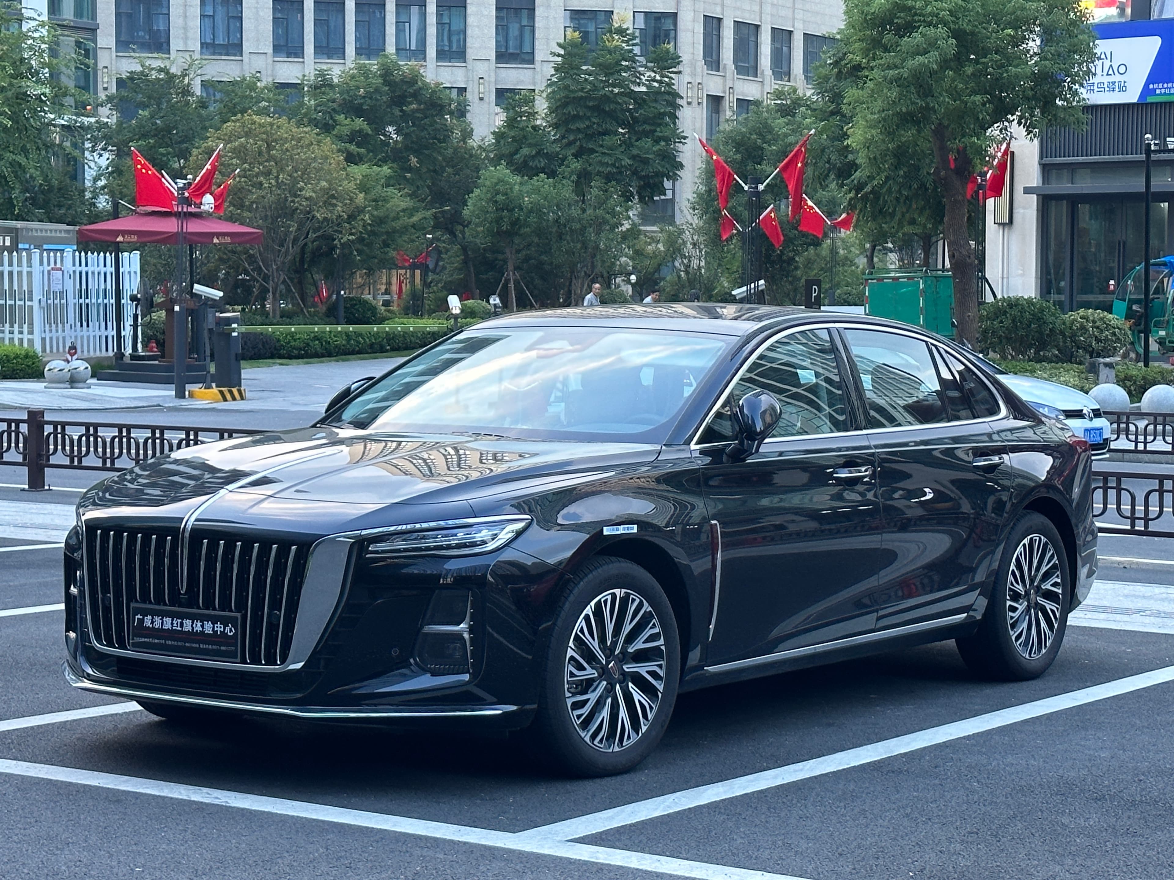 Hongqi H5 — салон