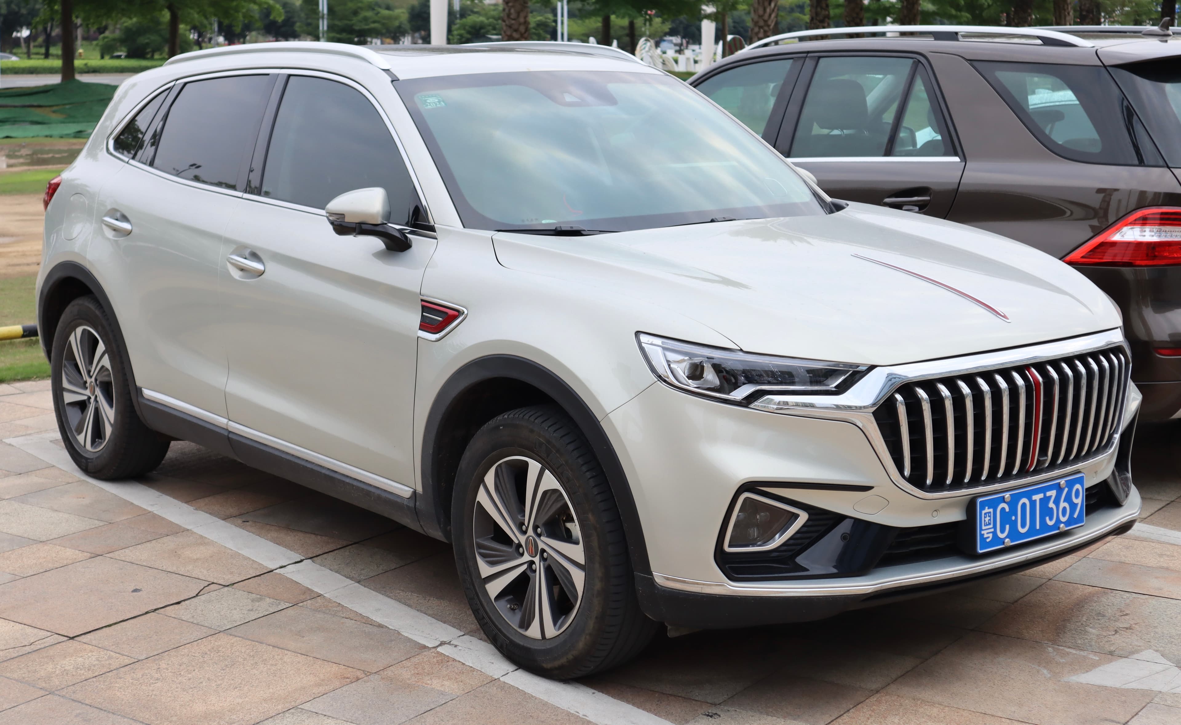 Hongqi HS5 — вид сбоку