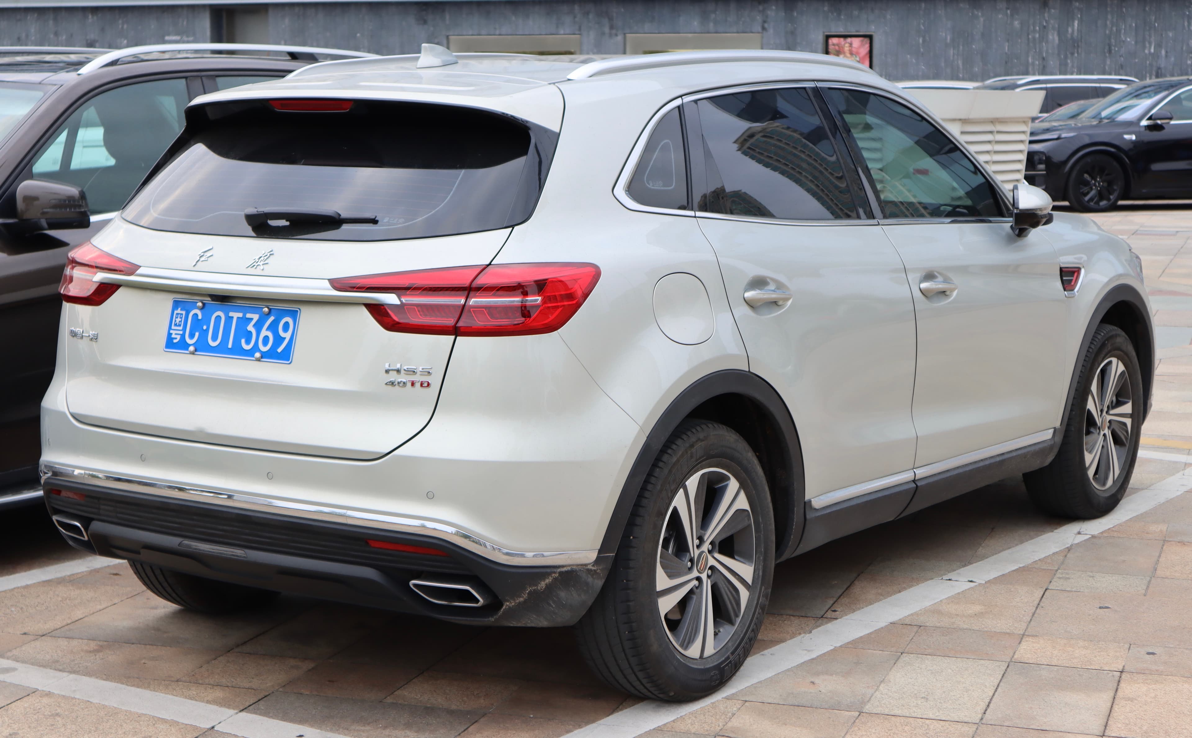 Hongqi HS5 — салон