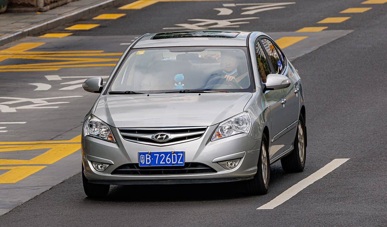 Hyundai Elantra — фото спереди