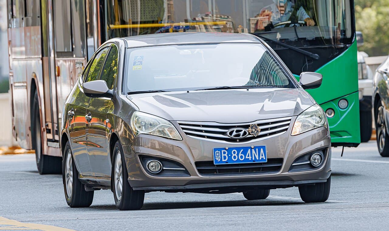 Hyundai Elantra — вид сбоку