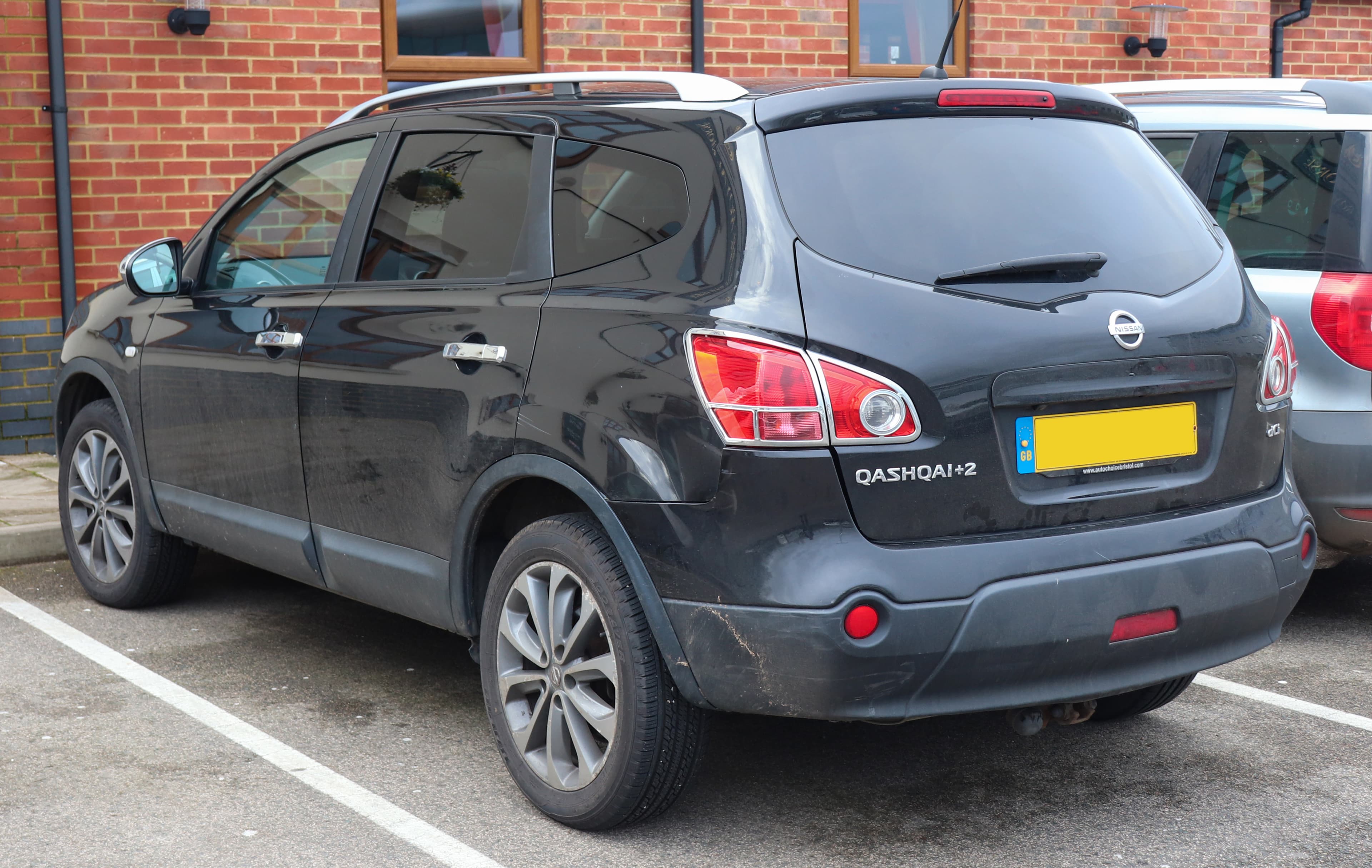Nissan Qashqai — вид сбоку