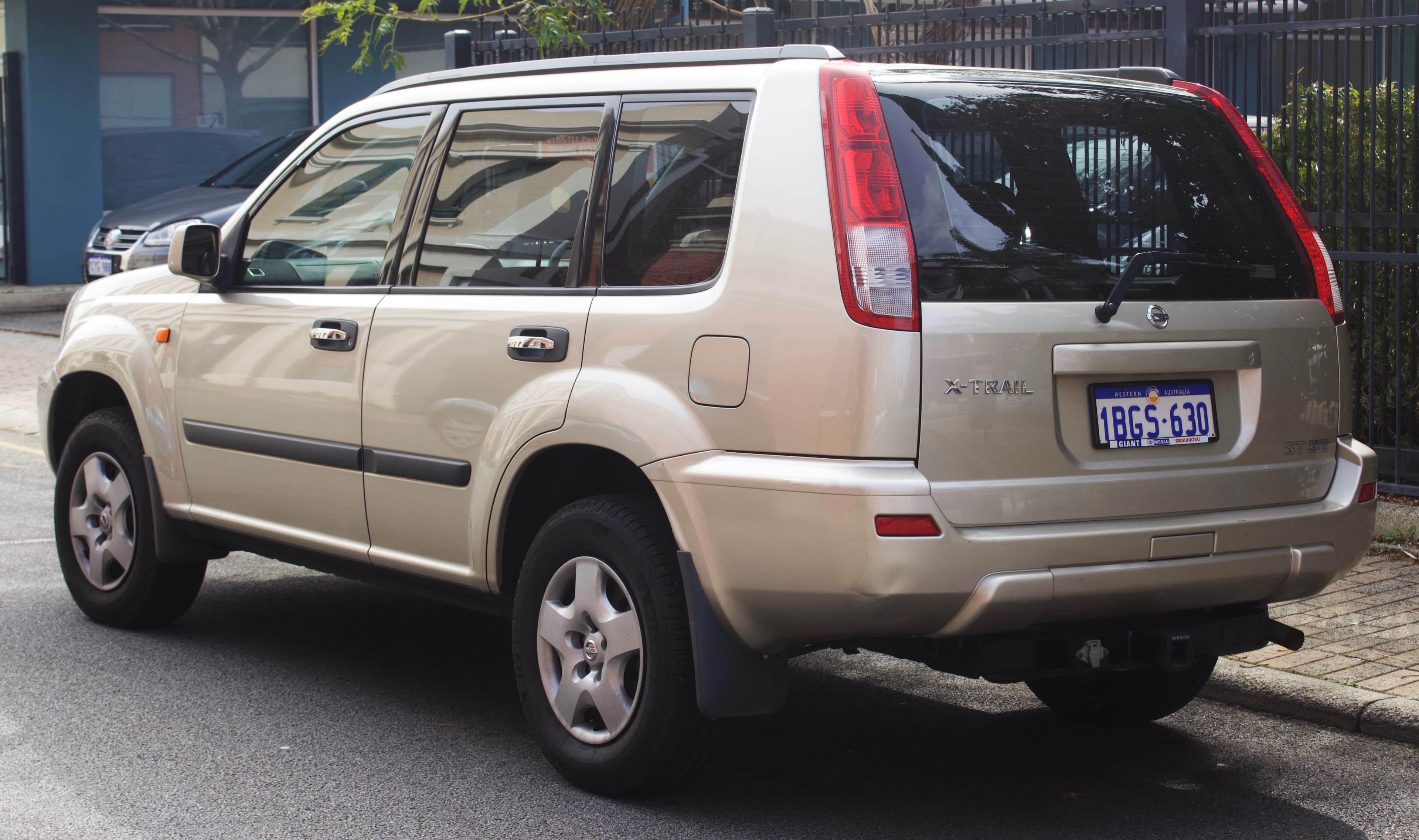 Nissan X-Trail — вид сбоку