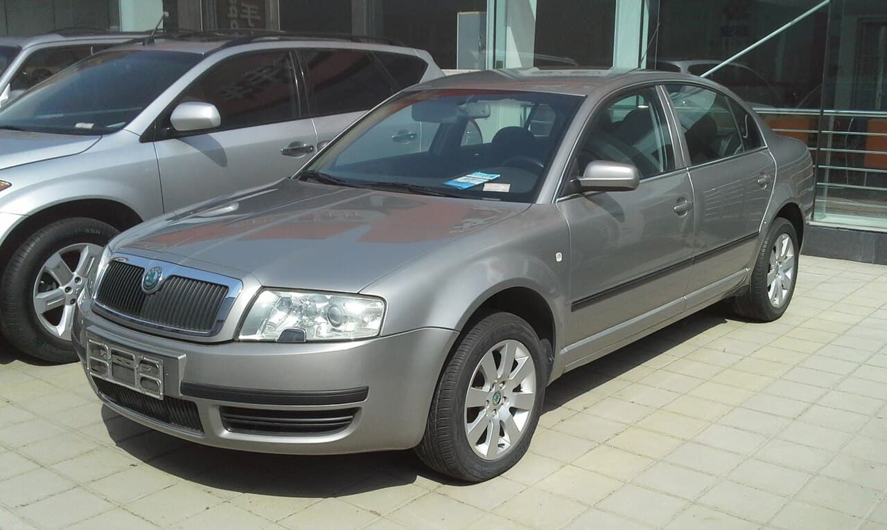 Skoda Superb — вид сбоку