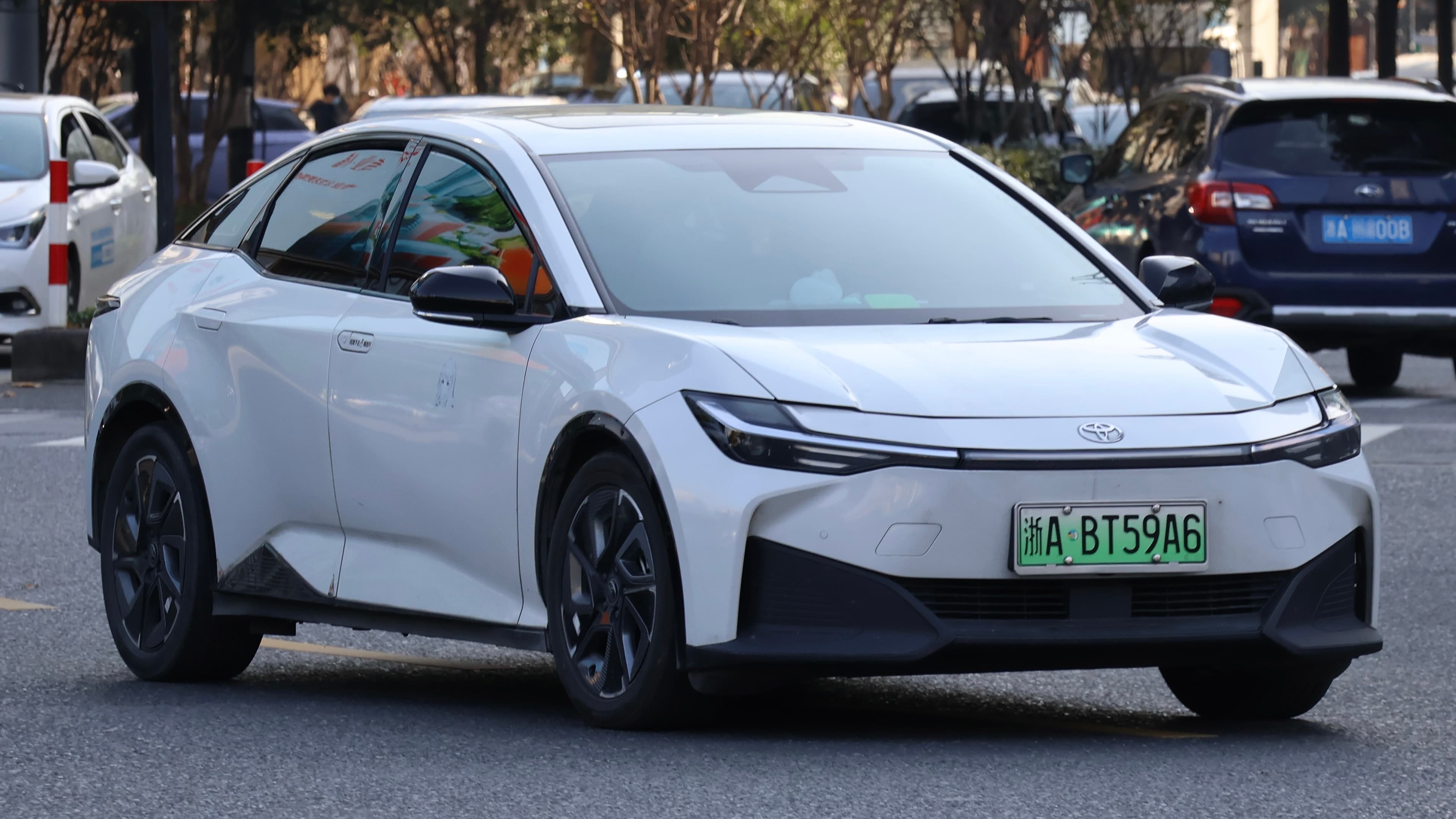 Toyota bZ3X — вид сбоку