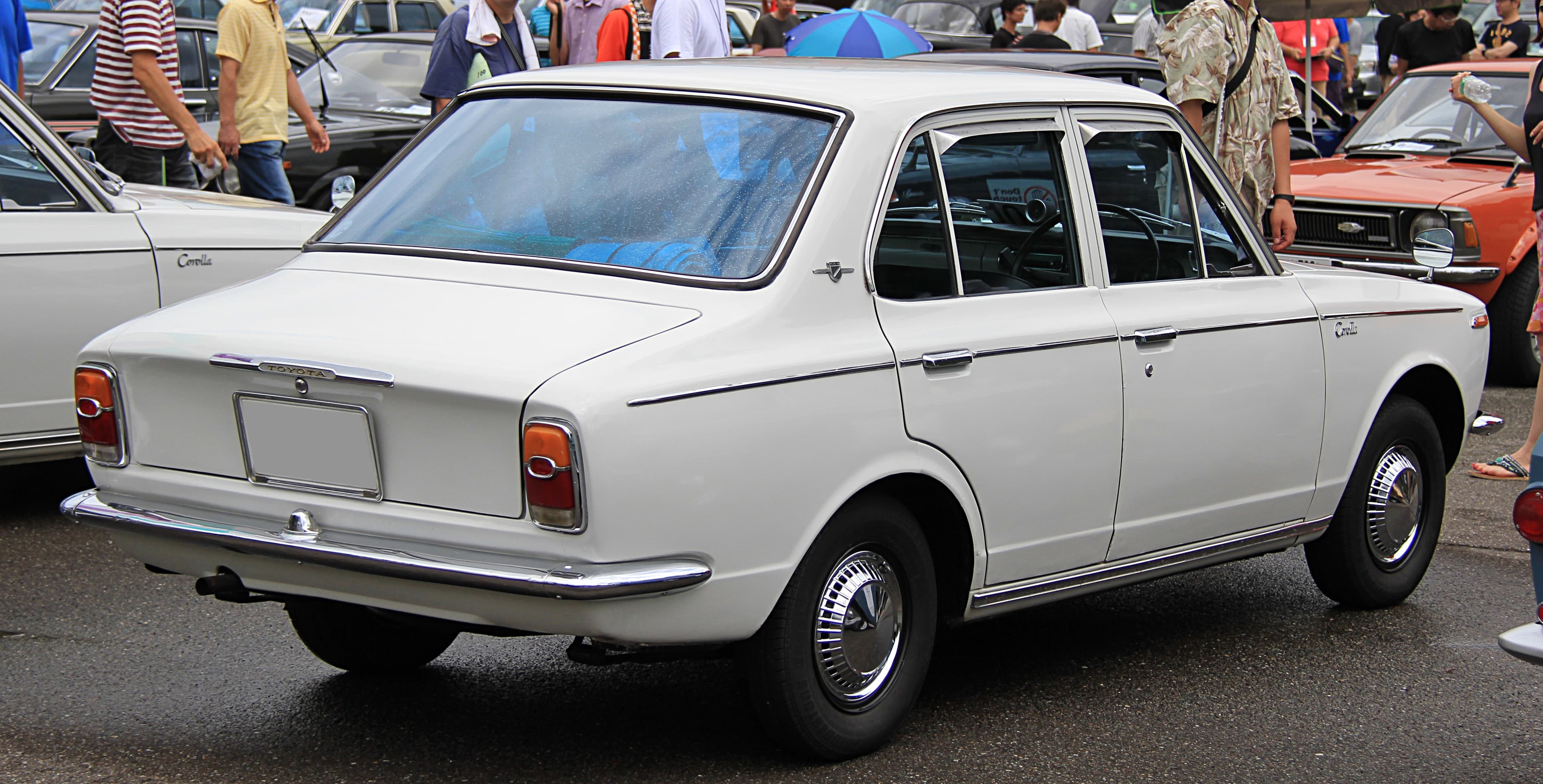 Toyota Corolla — вид сбоку