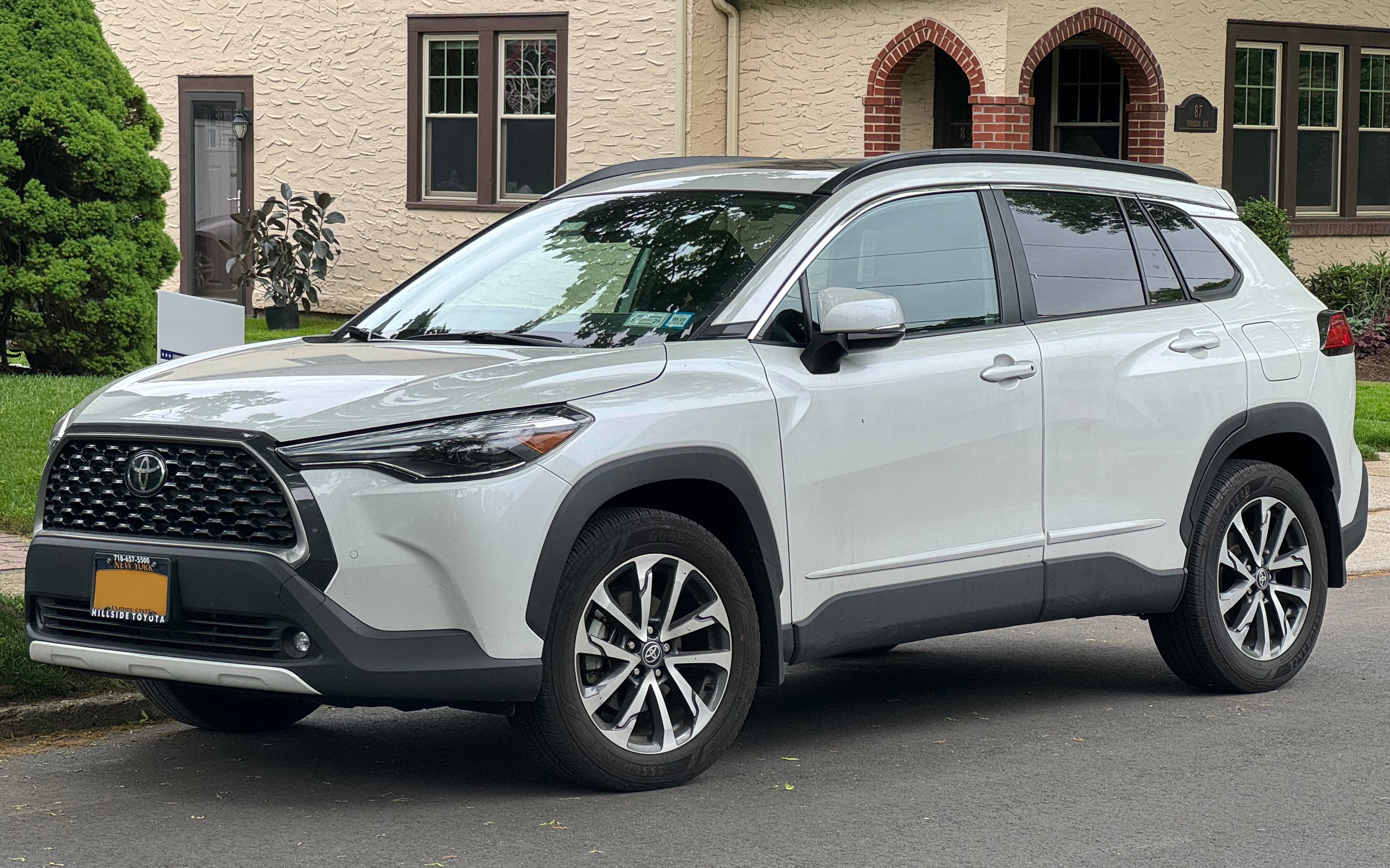 Toyota Corolla Cross — фото спереди