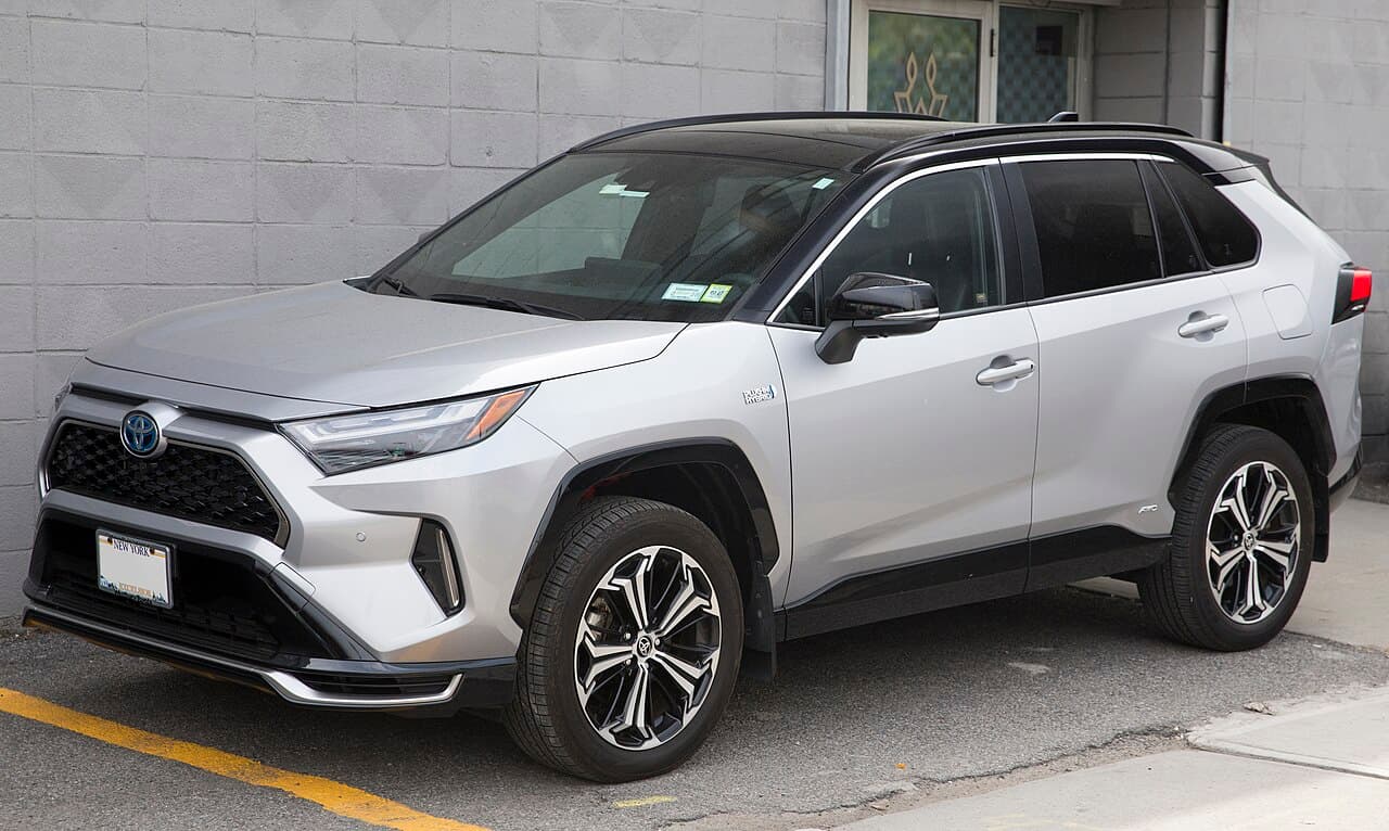 Автомобиль Toyota RAV4 — экстерьер