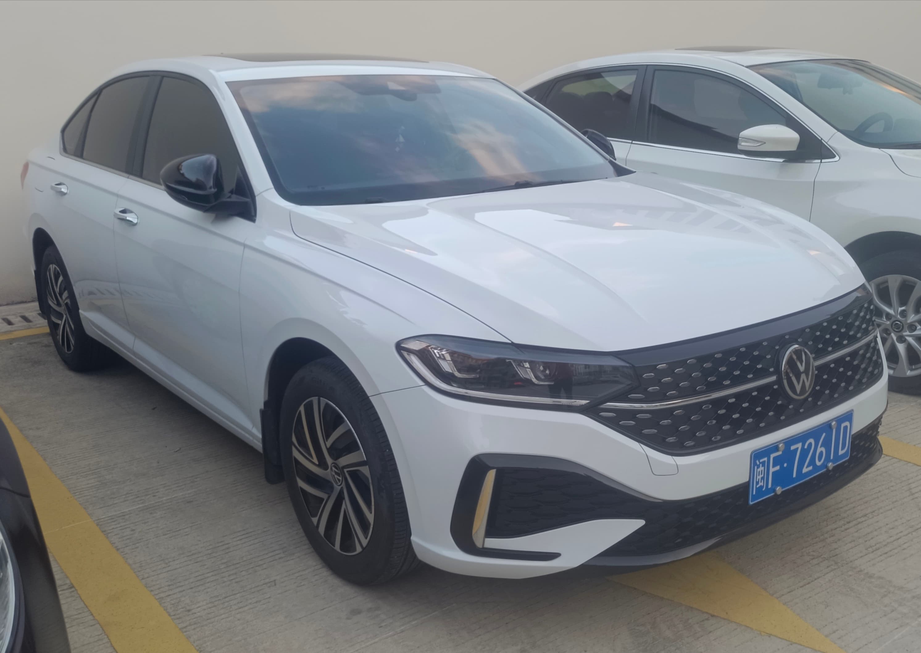 Volkswagen Lavida — вид сбоку